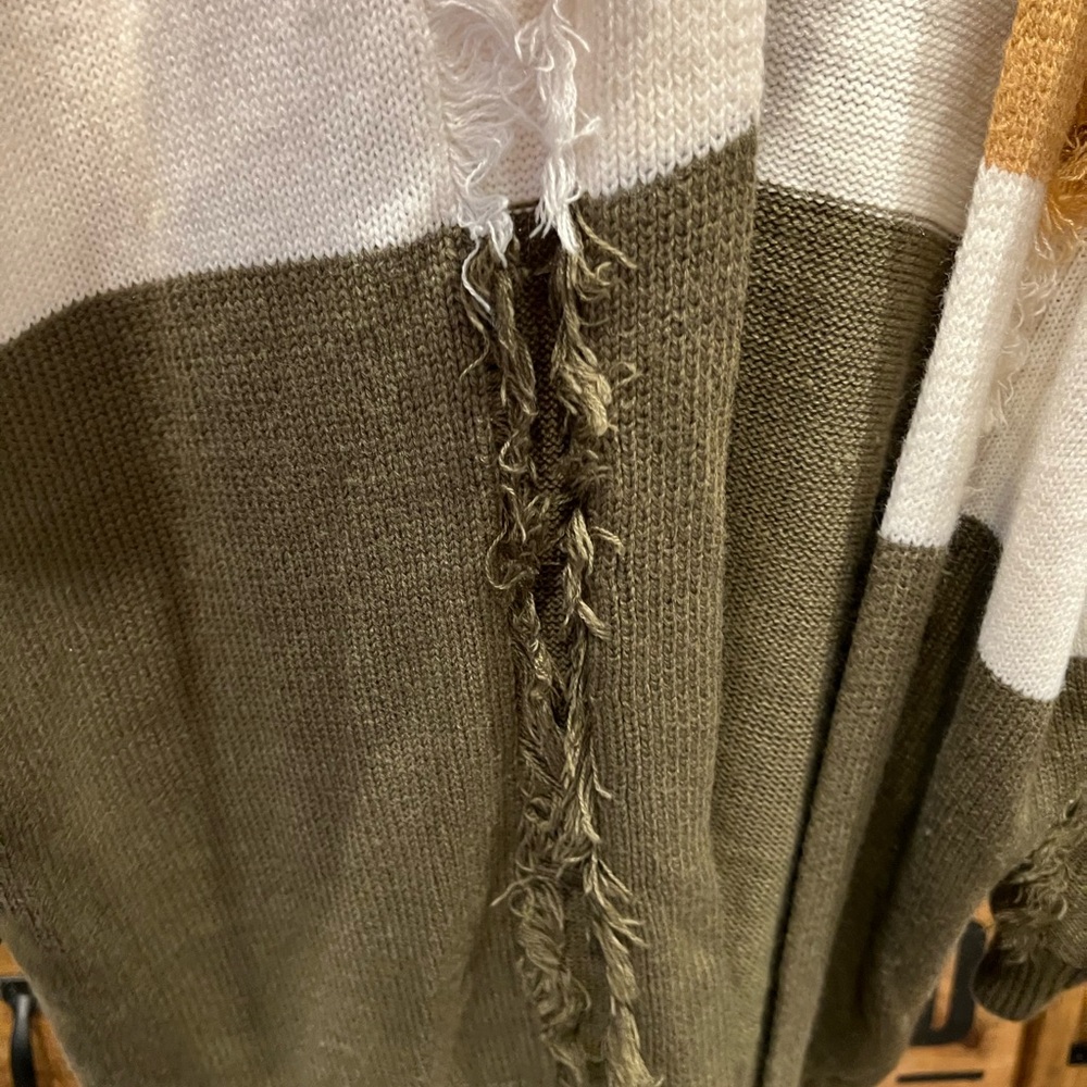 Colorblock Frayed Edge Sweater - Picture 4 of 5